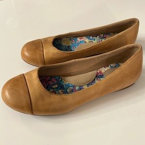 SoftWalk Tan Leather Flat size 9 wide